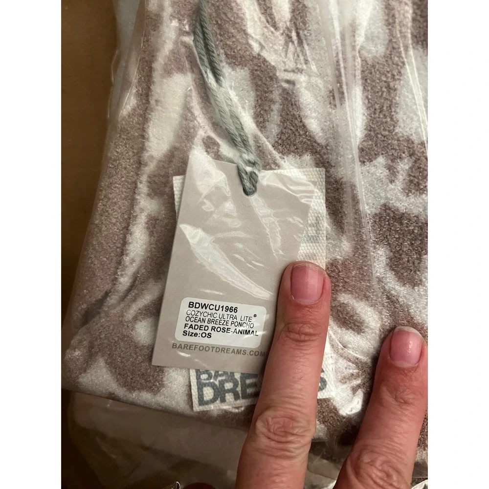 NWT Barefoot Dreams CozyChic UltraLite Ocean Breeze‎ Poncho Faded Rose Animal
